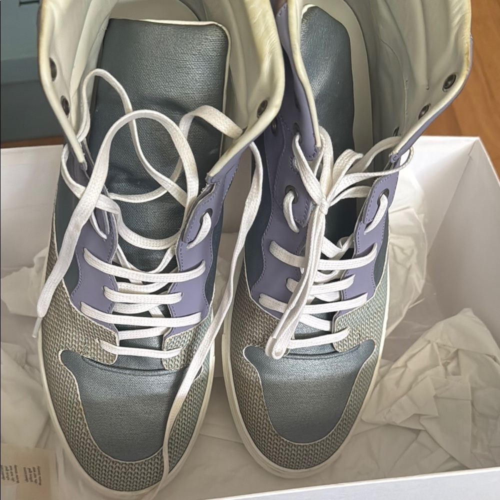 Stylish High-Top Sneakers in purple and White